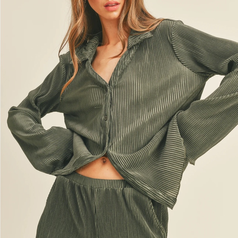 SALT + CO. - Top No. 12, Pleated Plisse Button Down Blouse in Evergreen (NWT)